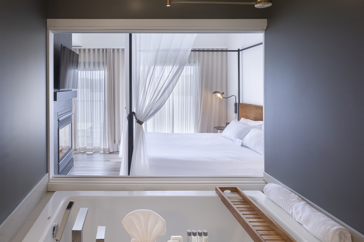 Bain ouvert sur une chambre à Estérel Resort.