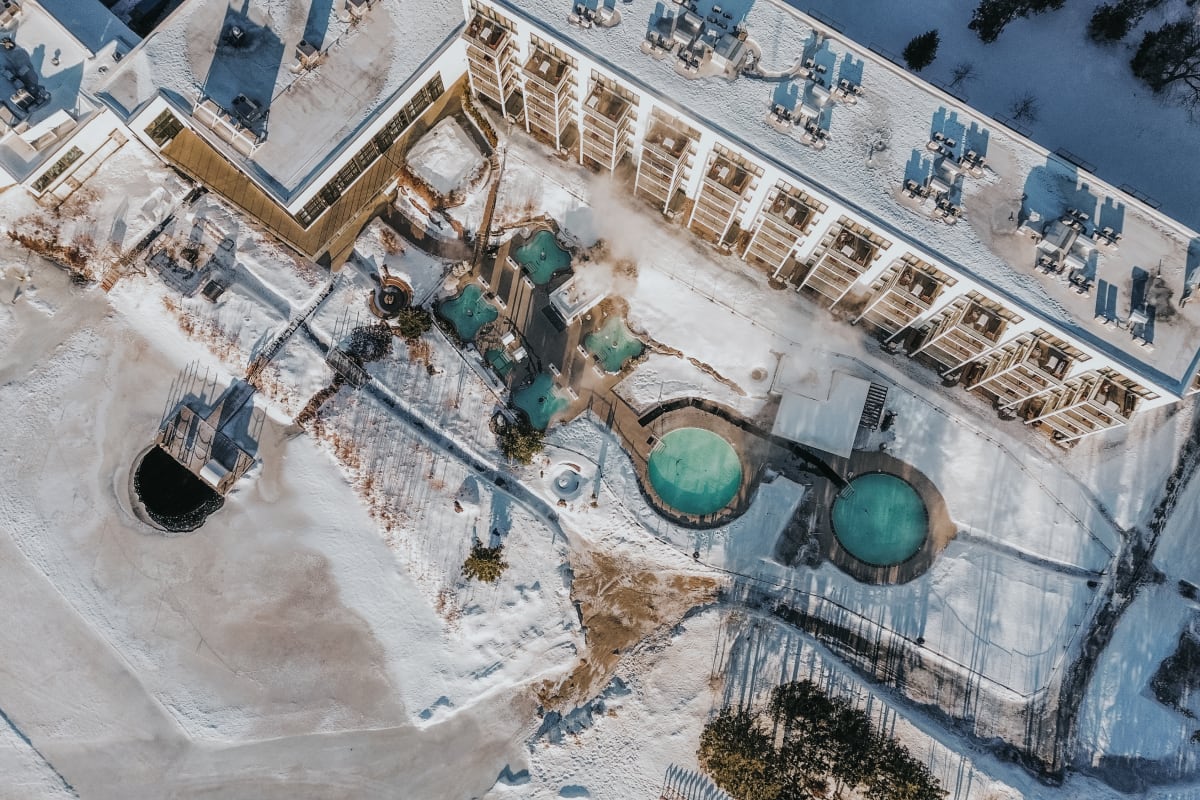 Vue aérienne du spa de Estérel Resort en hiver