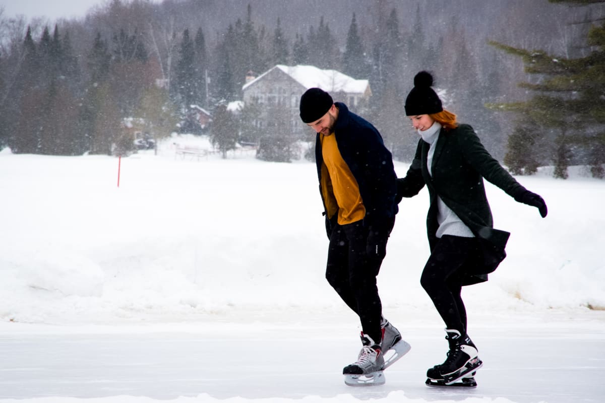 Un couple fait du patin à glace près du Estérel Resort.