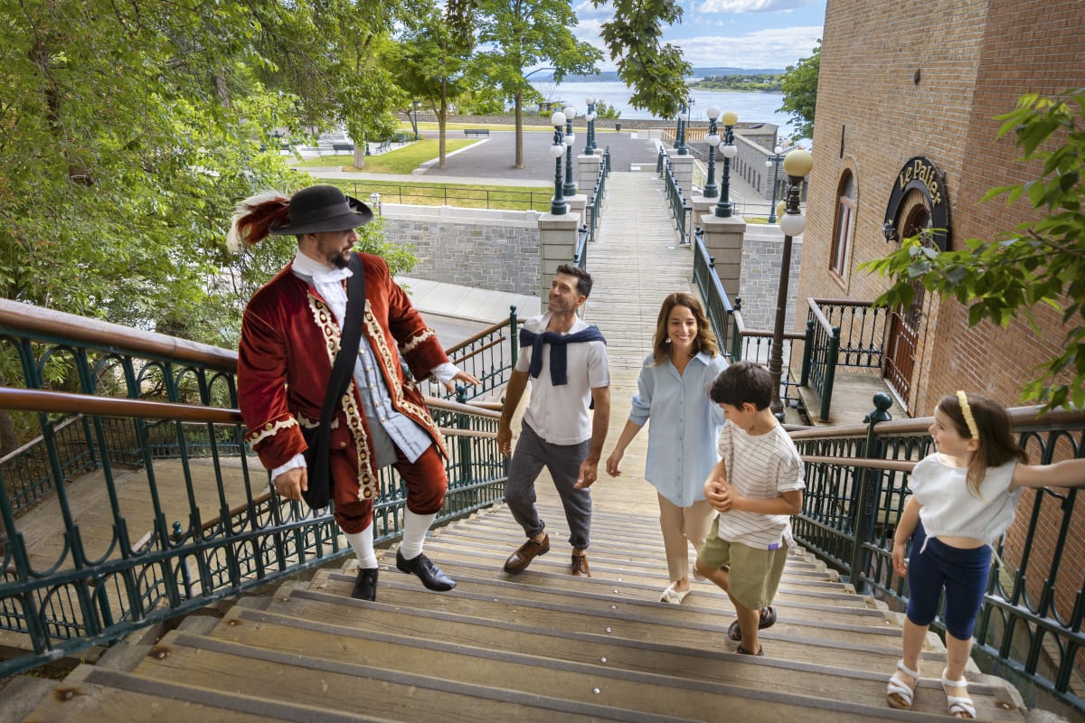 Famille lors d'une visite guidée du Vieux-Québec avec un guide costumé.