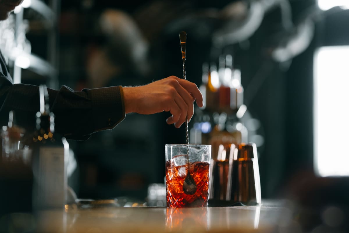 Mixologue qui brasse un cocktail au bar du Château Frontenac.
