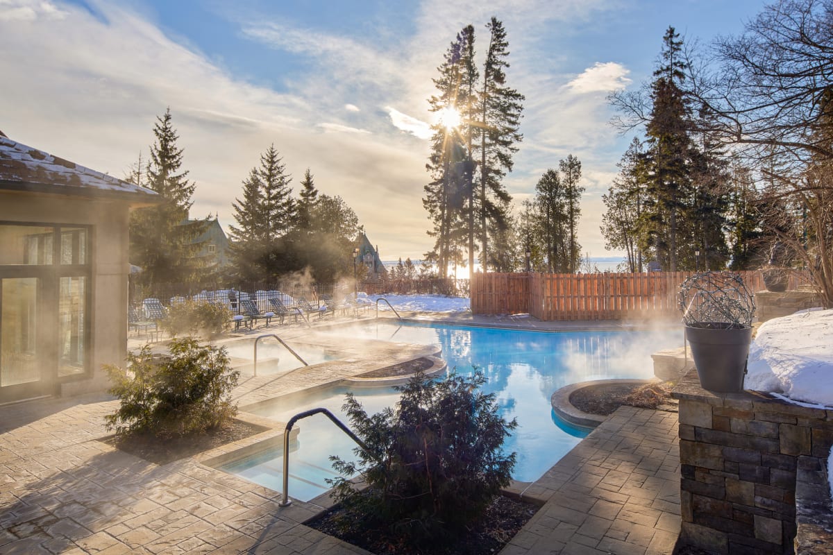 Piscine extérieure chauffée en hiver au Fairmont Le Manoir Richelieu.