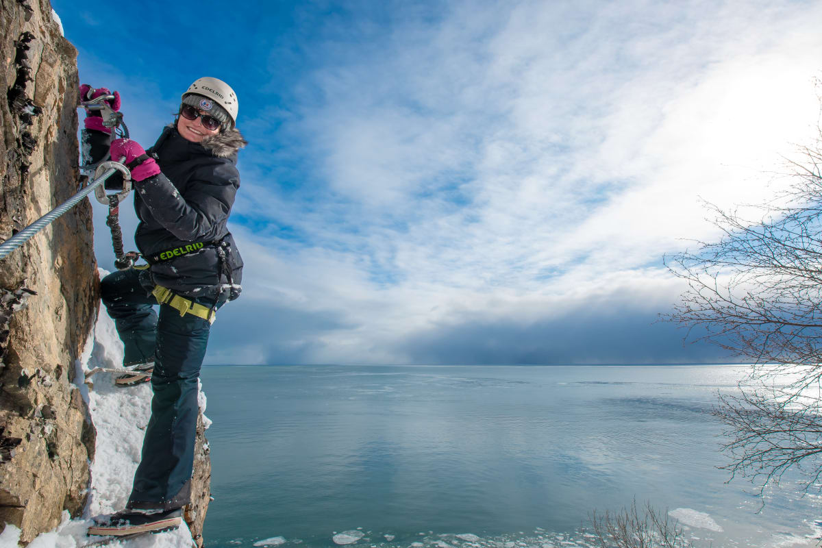 Femme sur la Via Ferrata du Manoir Richelieu en hiver.