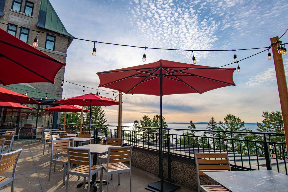 Terrasse avec vue sur le fleuve au Fairmont Le Manoir Richelieu.