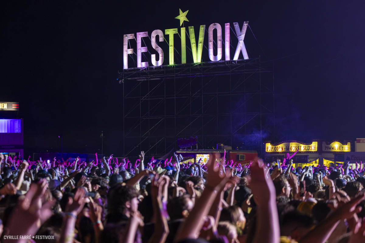 Une foule avec les bras en l'air au FestiVoix de Trois-Rivières.