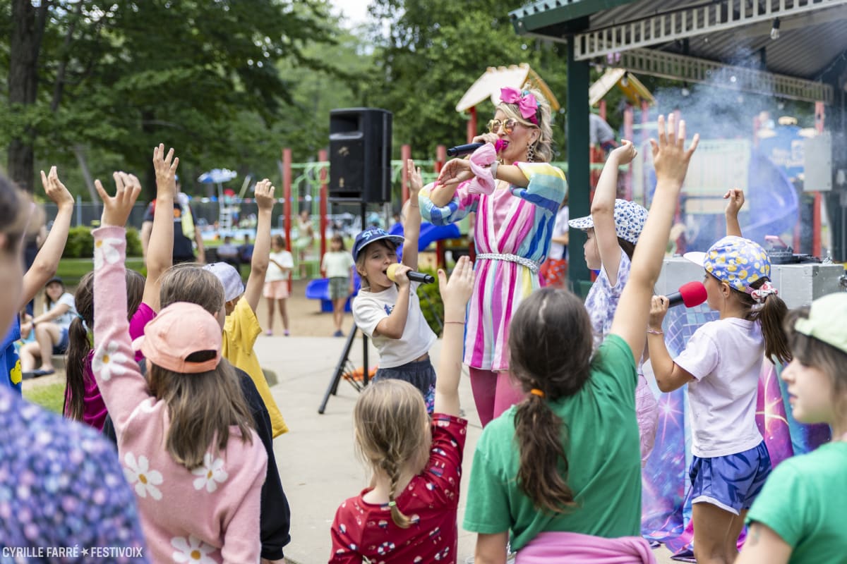 Une femme déguisée anime des enfants au FestiVoix de Trois-Rivières.