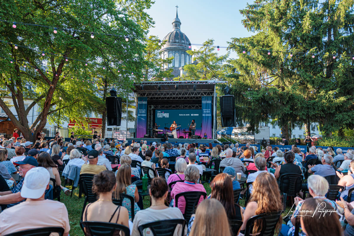Une foule assise regarde une petite scène au FestiVoix de Trois-Rivières.