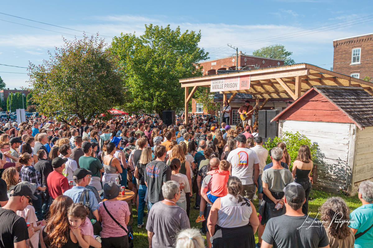 Une foule devant une petite scène au FestiVoix de Trois-Rivières.