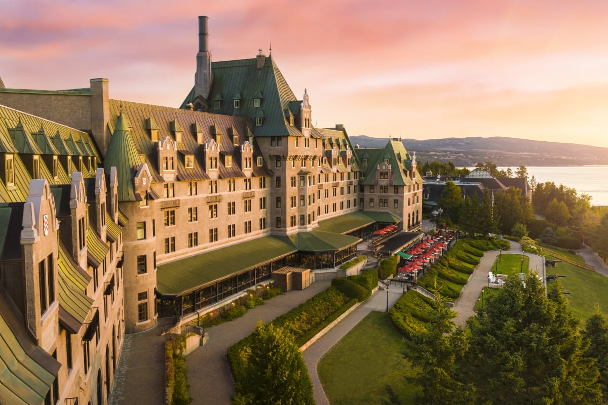 Devanture du Fairmont Le Manoir Richelieu au coucher de soleil.