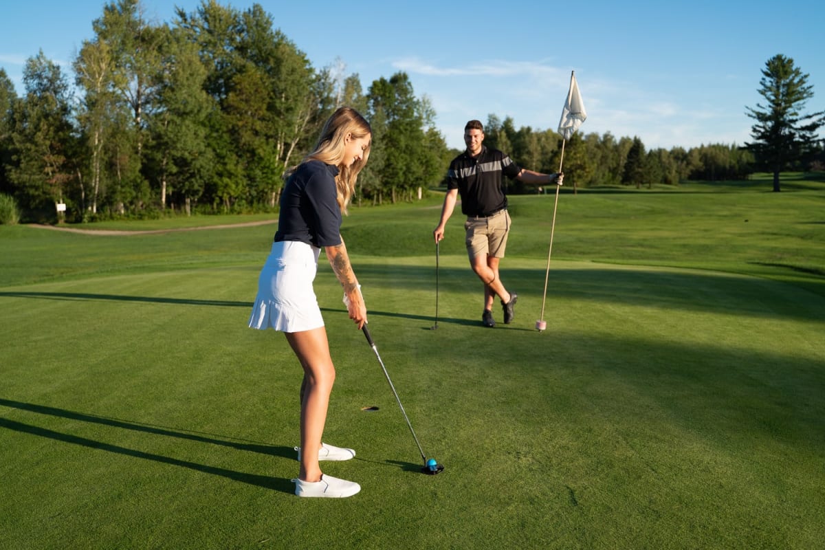 Jeune couple en train de jouer une partie au Golf Le Sélect.