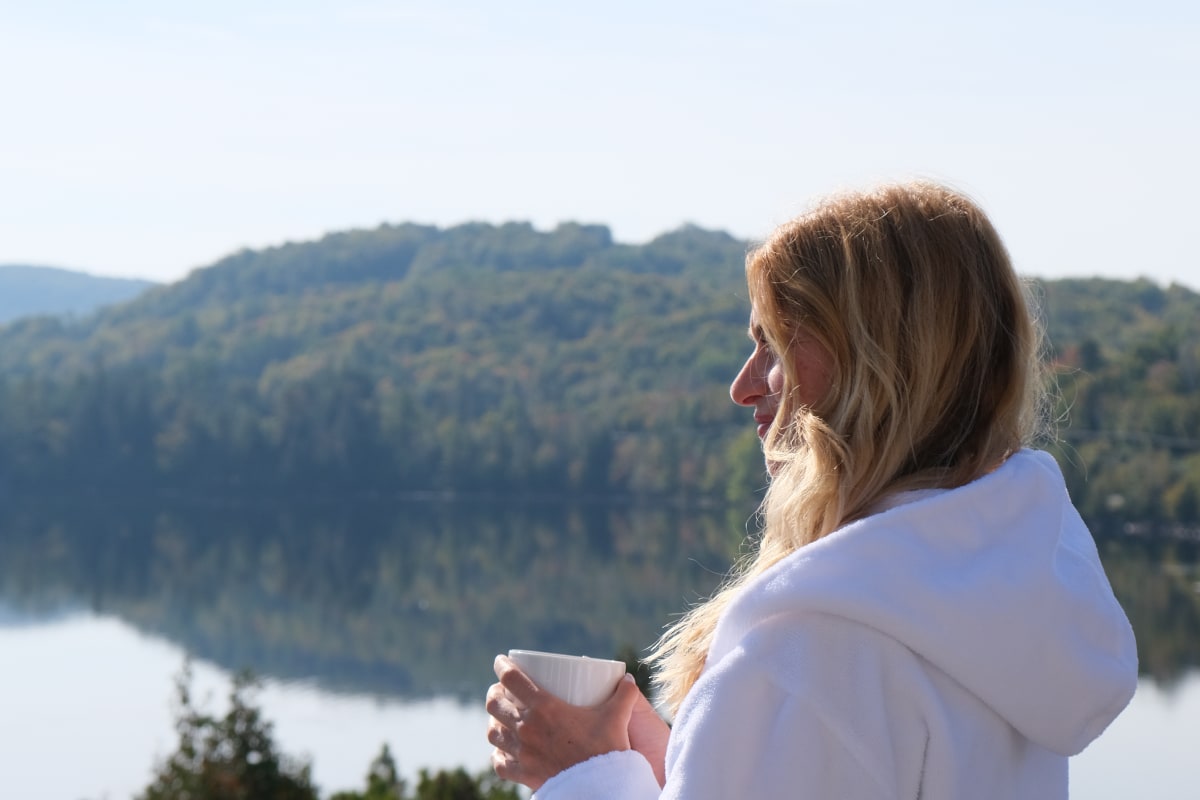 Grand Lodge Mont-Tremblant - Femme en peignoir sur un balcon