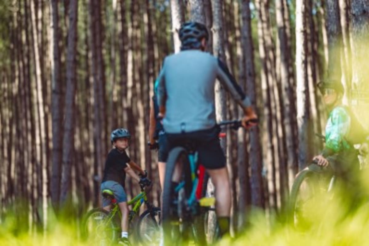 Grand Lodge Mont-Tremblant - Famille en vélo dans le bois