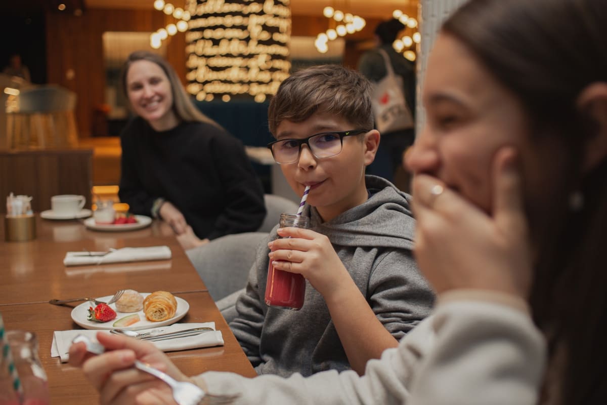 Famille déjeune au Hilton Québec.