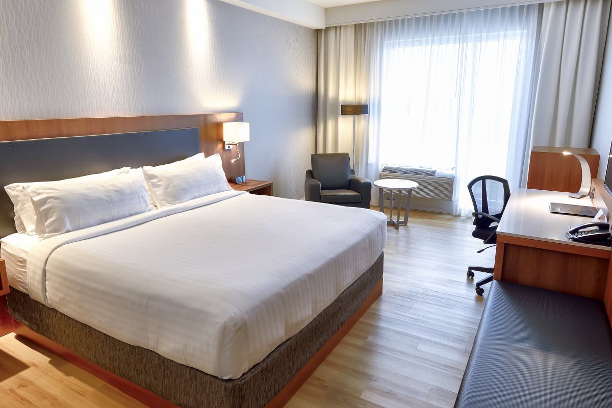 Holiday Inn Express & Suites Vaudreuil-Dorion - Room