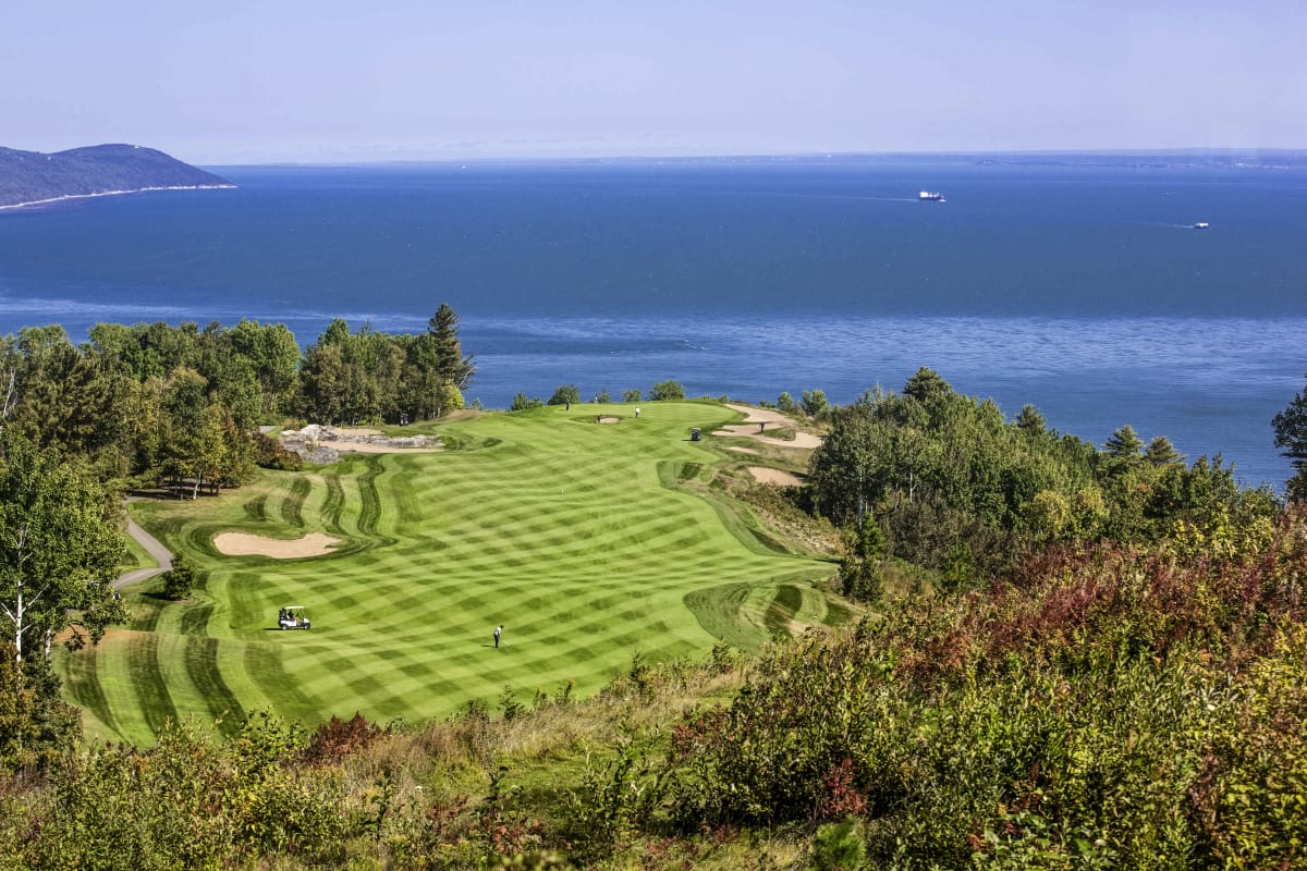 Golf de Charlevoix avec vue sur le fleuve Saint-Laurent.