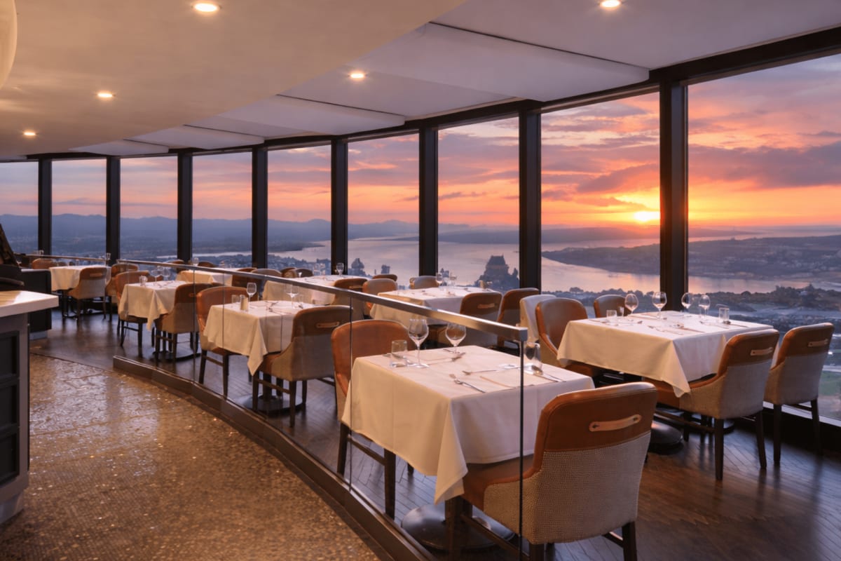 Coucher de soleil au restaurant panoramique. 
