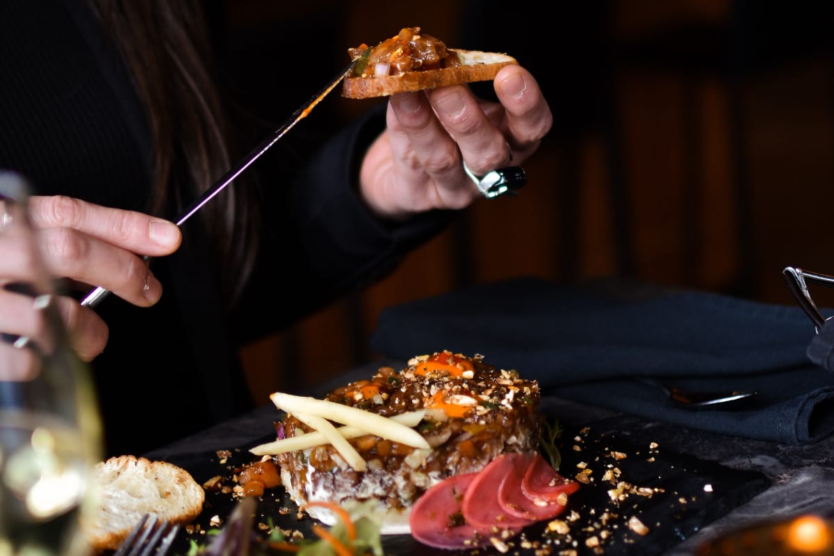 Une femme dégustant un plat.