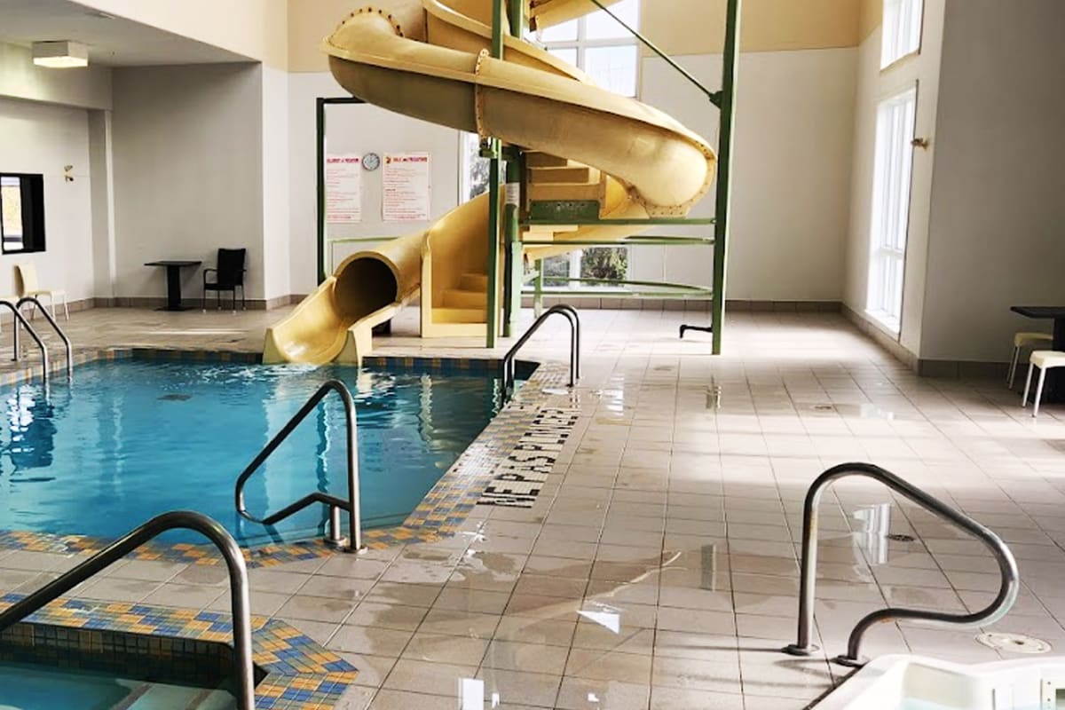 Piscine à l'Hôtel Super 8 St-Jérôme.