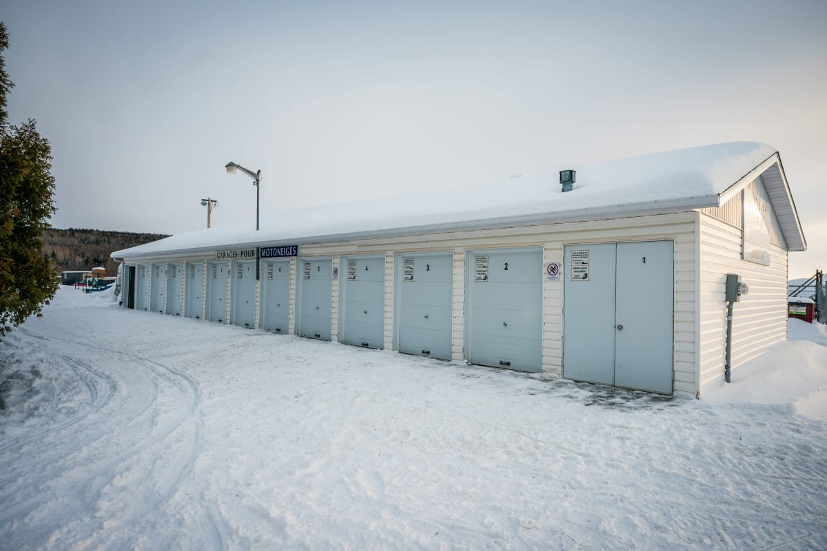 Remise de motoneiges à l'Hôtel Universel Rivière-du-Loup.
