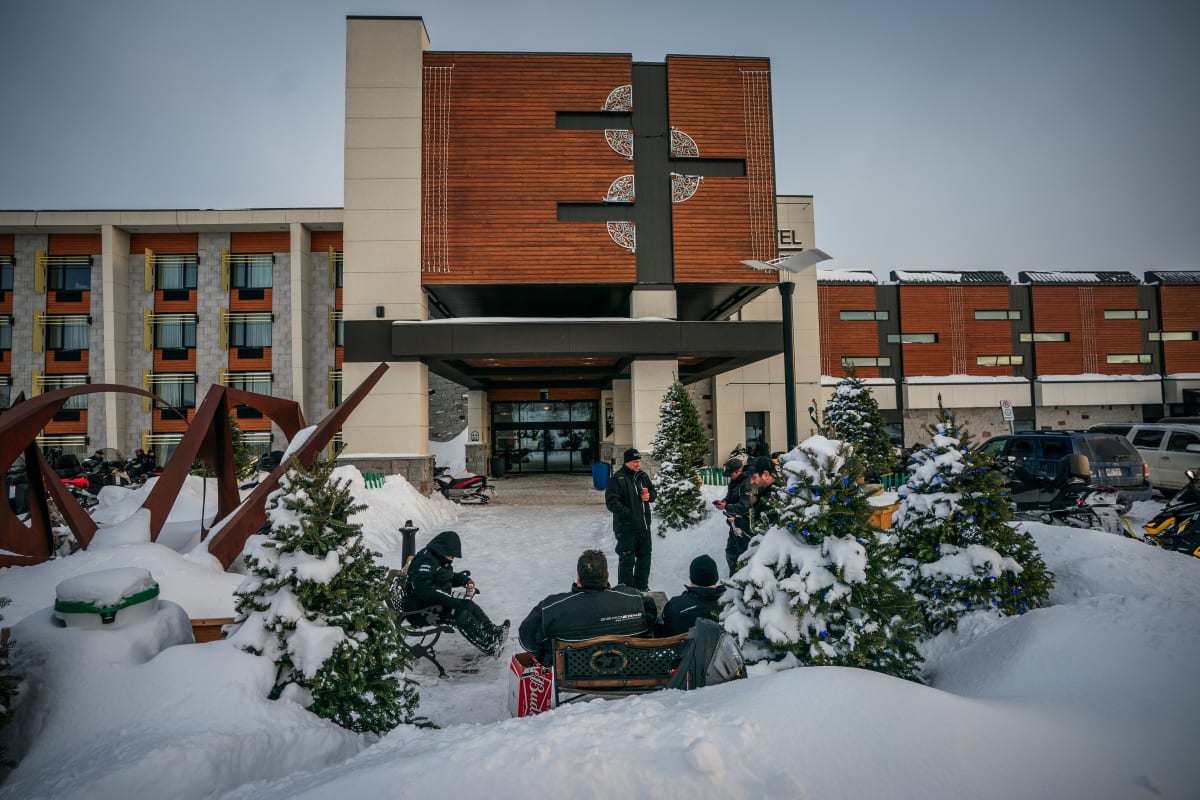Motoneigistes devant l'hôtel Universel Rivière-du-Loup.