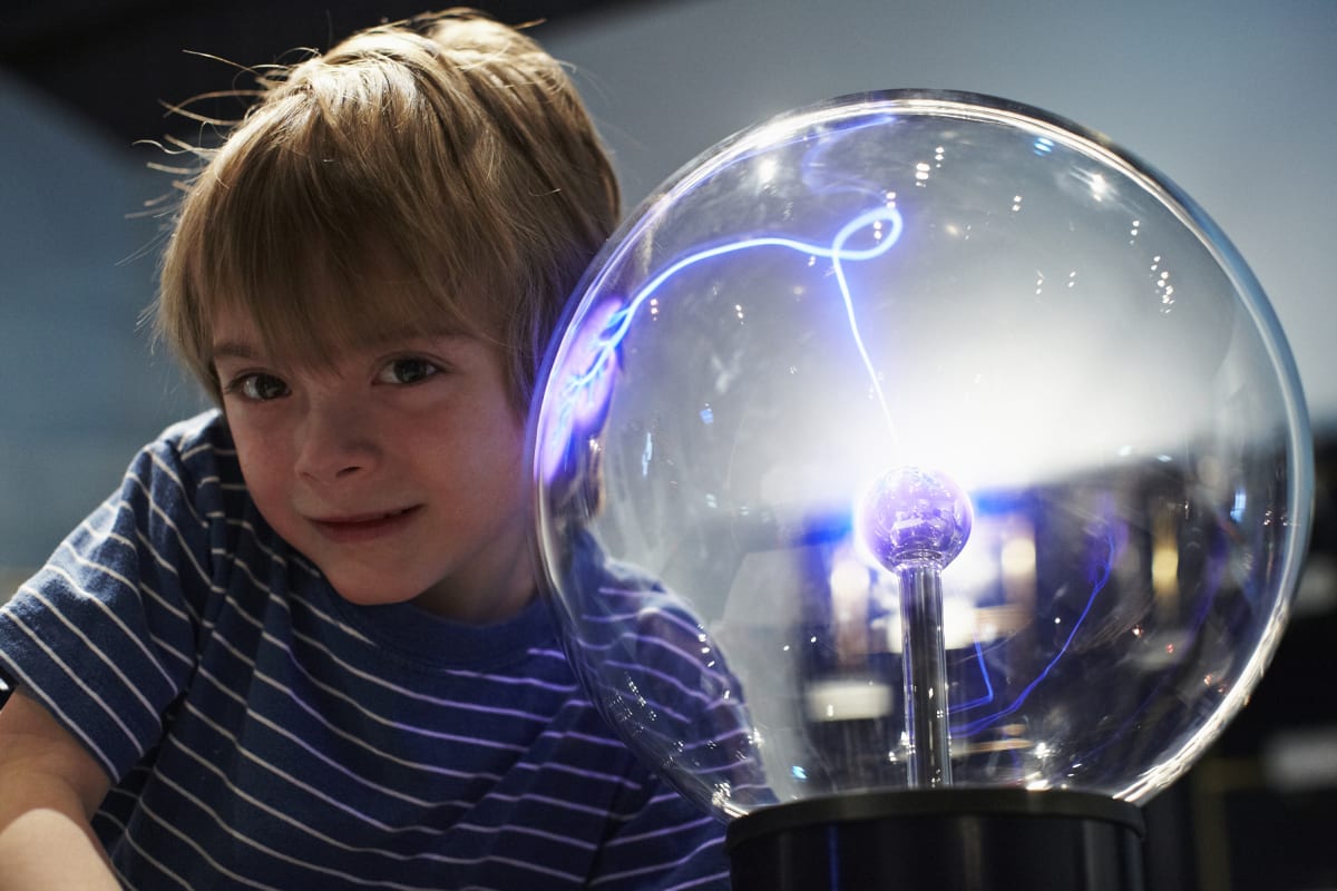 Kid next to a Van de Graaff.