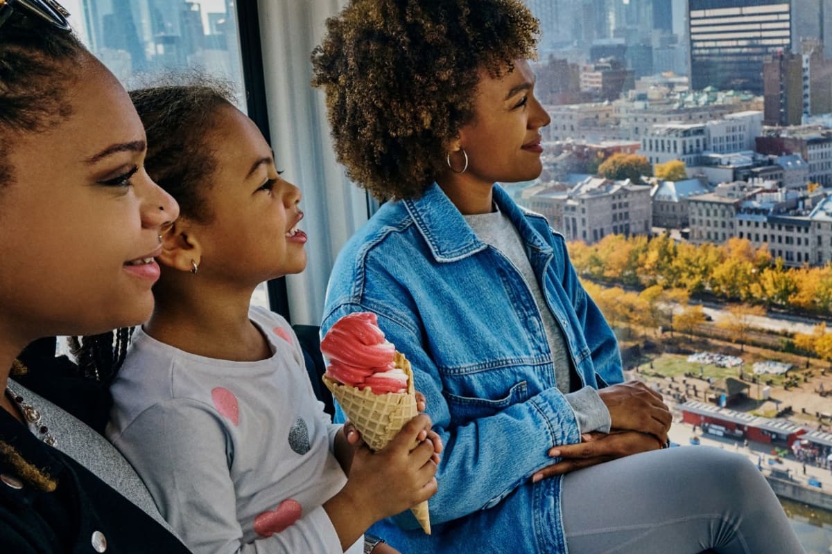 Famille dans une cabine de la Grande Roue.