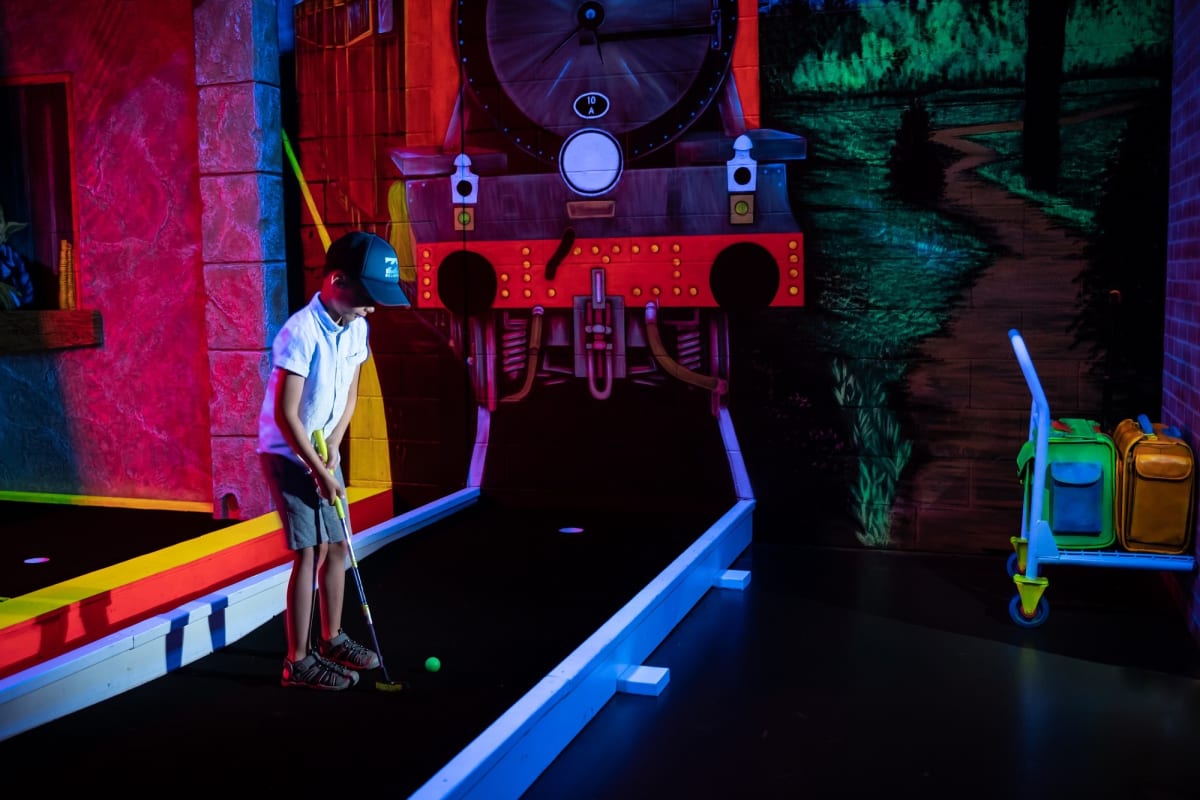 Des enfants jouent une partie de mini-golf au Laser Force Drummondville