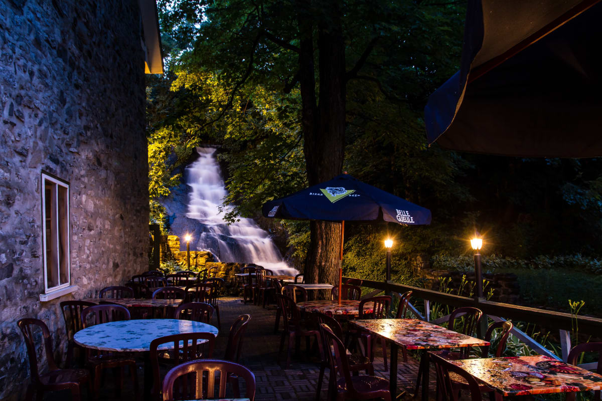 Terrasse éclairée le soir.