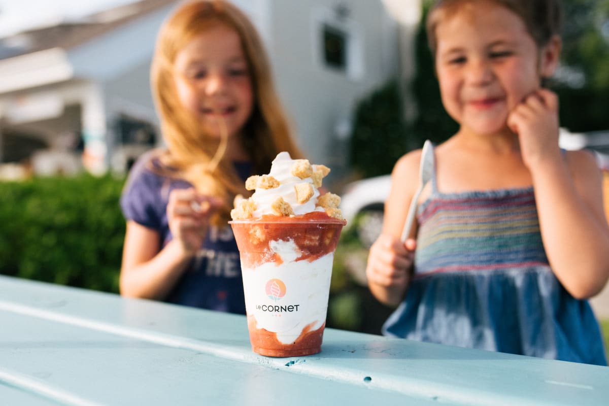 Deux petites filles partagent un sundae chez le Cornet à Magog.