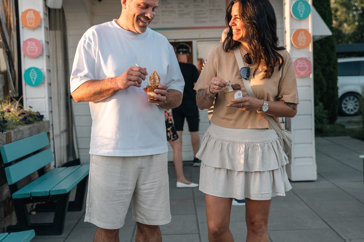 Un couple mange des sundae chez le Cornet à Magog.
