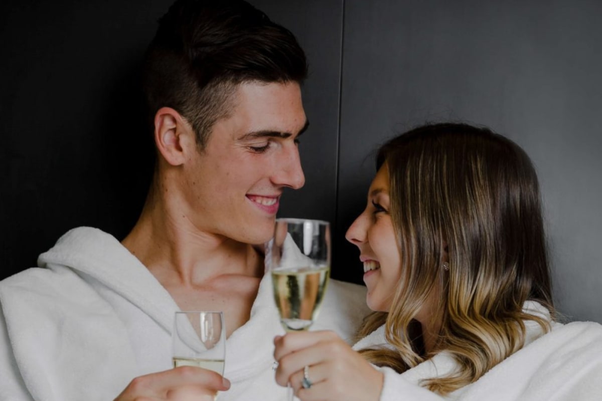 Couple tenant des coupes de mousseux