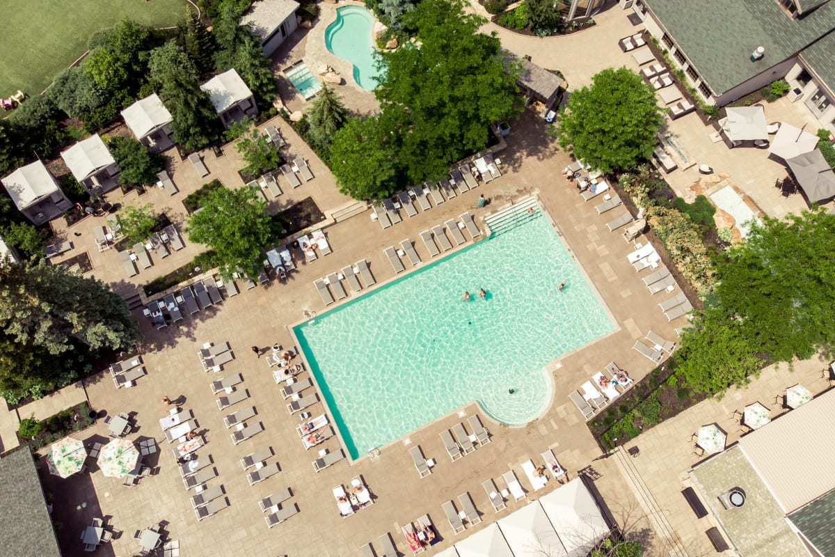 Piscine extérieure du Manoir Saint-Sauveur vue à vol d'oiseau.
