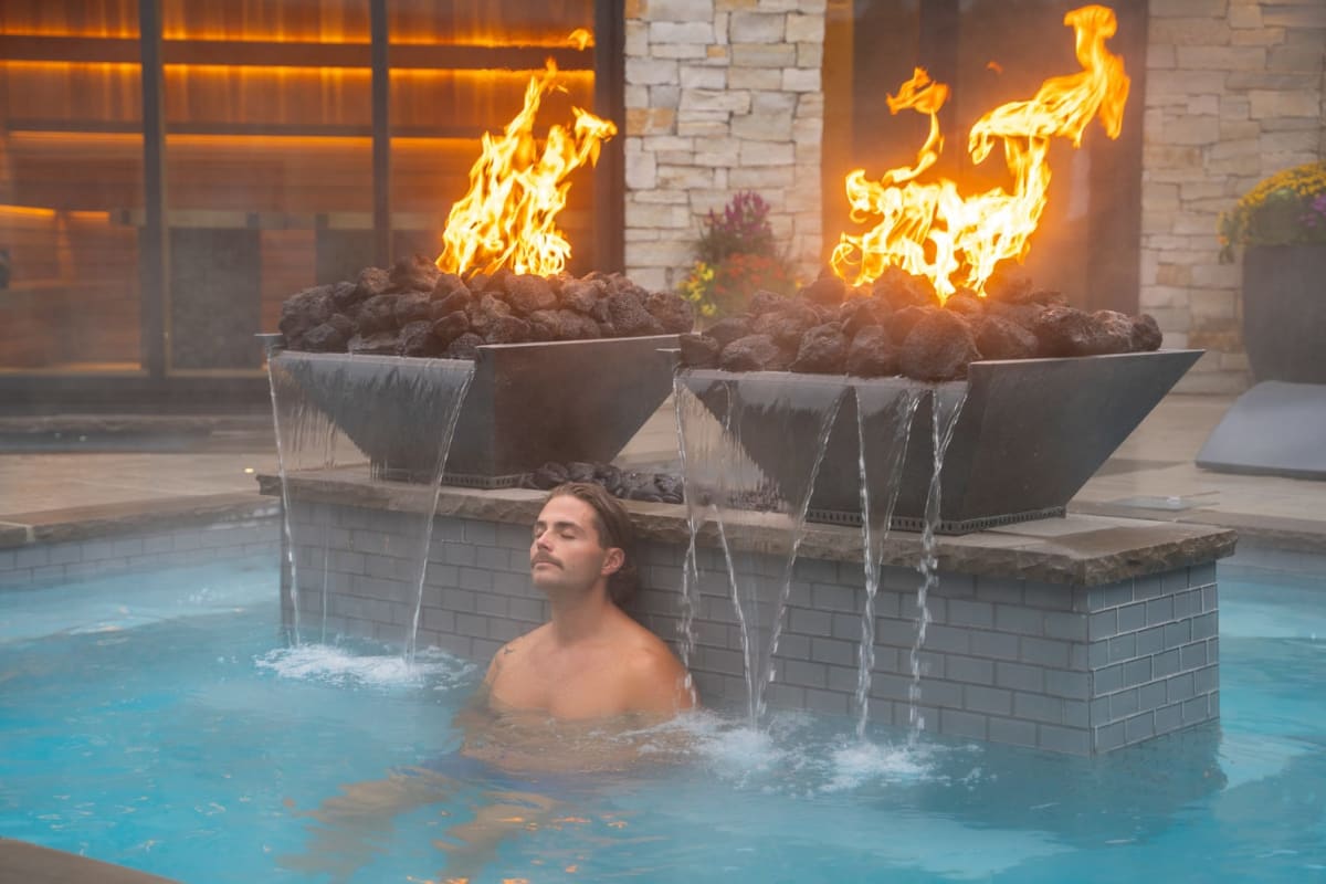 Homme dans un spa à l'Hôtel Manoir Saint-Sauveur.