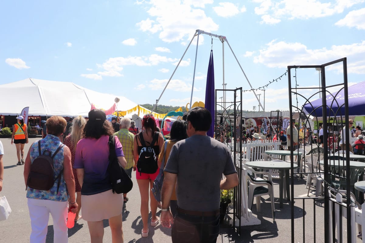 Festivalier·ères se rendant à pied au Festival des traditions du monde de Sherbrooke.