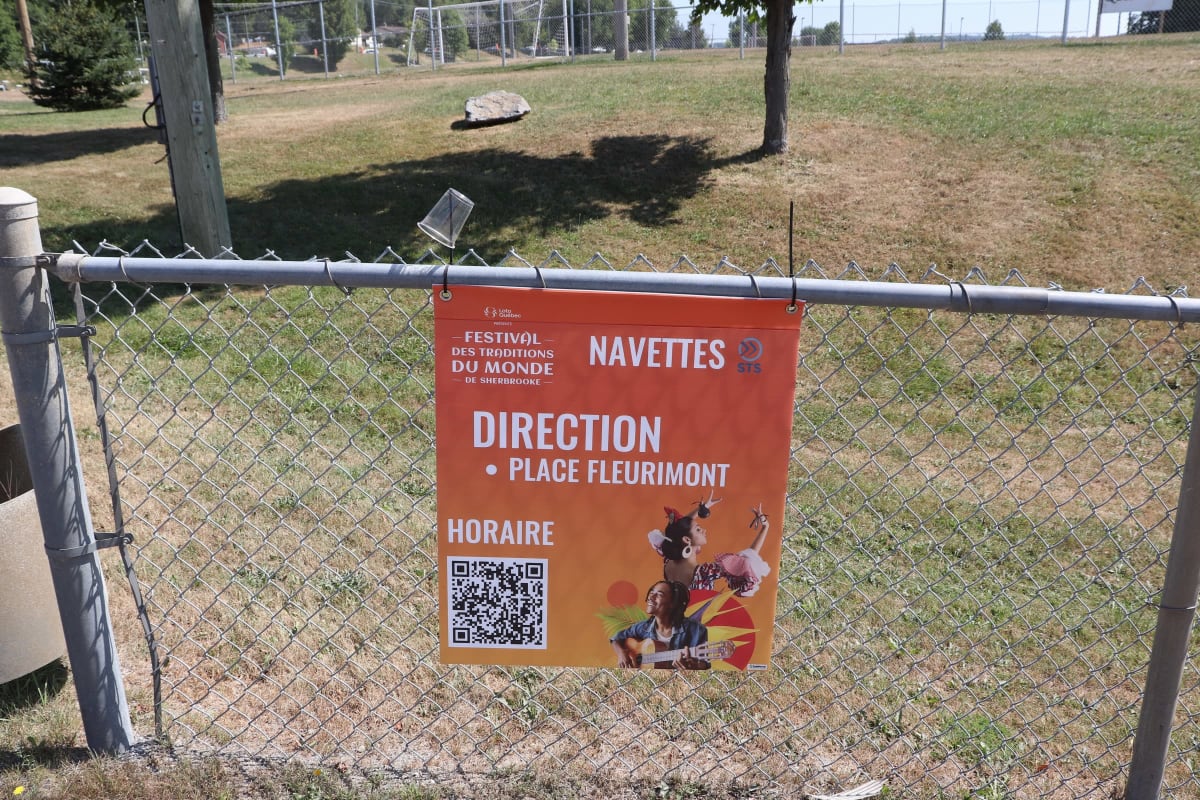 Affiche pour la navette du Festival des traditions du monde de Sherbrooke.