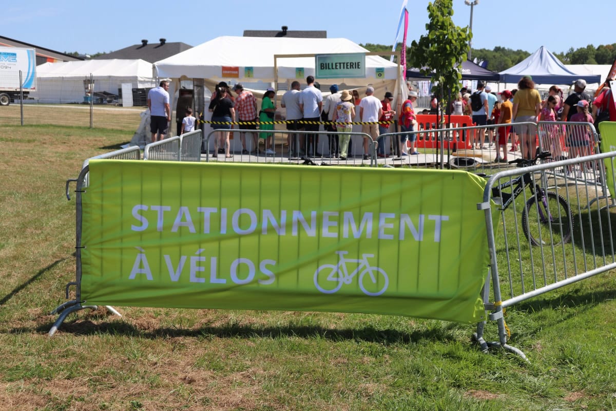 Stationnement de vélos au Festival des traditions du monde de Sherbrooke.