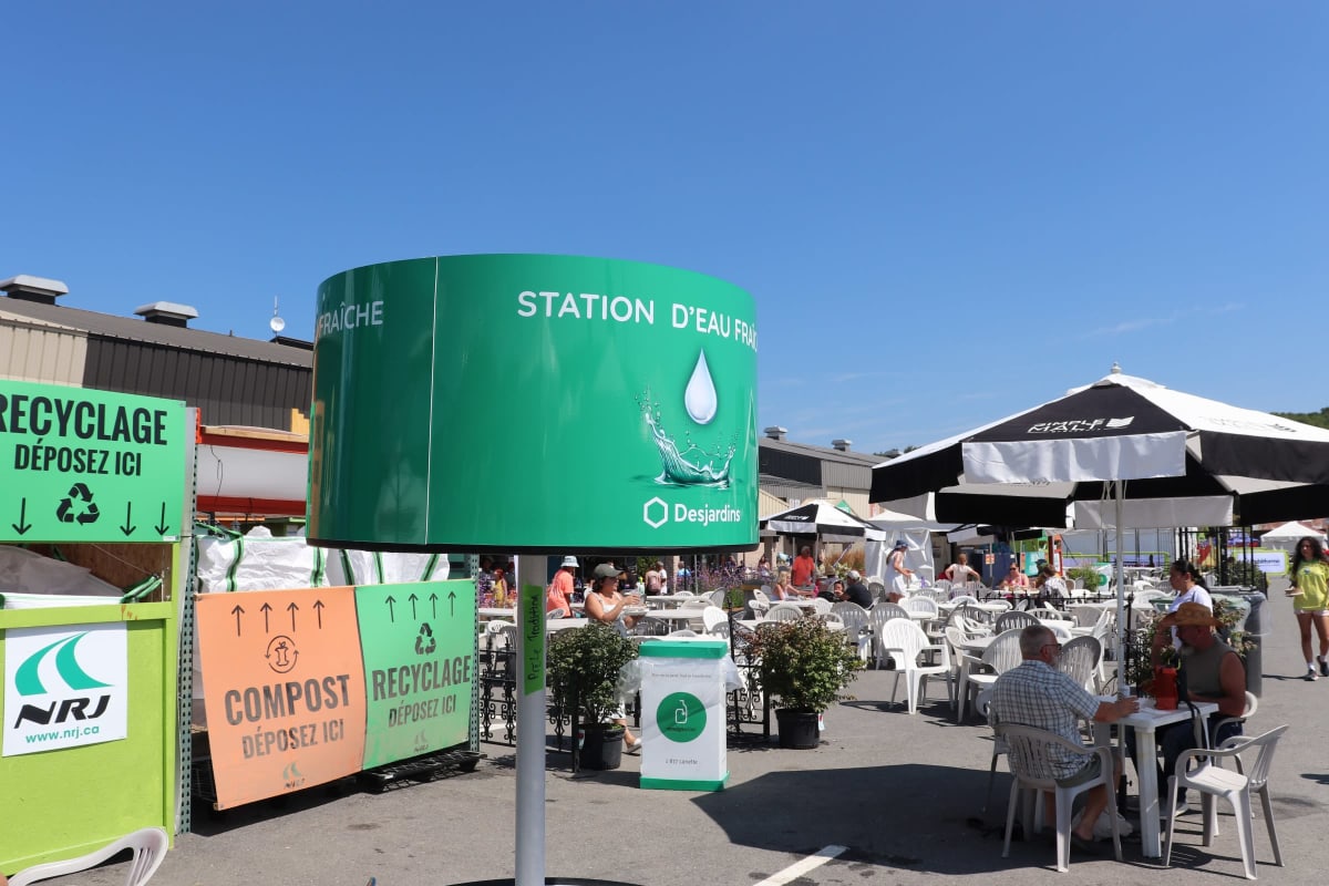 Installations d'eau potable, de recyclage et de compost au Festival des traditions du monde de Sherbrooke.
