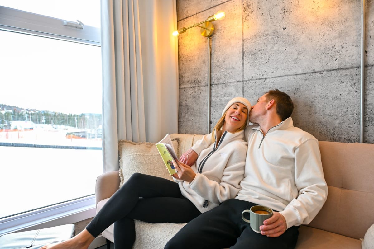 Couple souriant à l'intérieur d'un hébergement Coolbox au Mont Grand-Fonds.