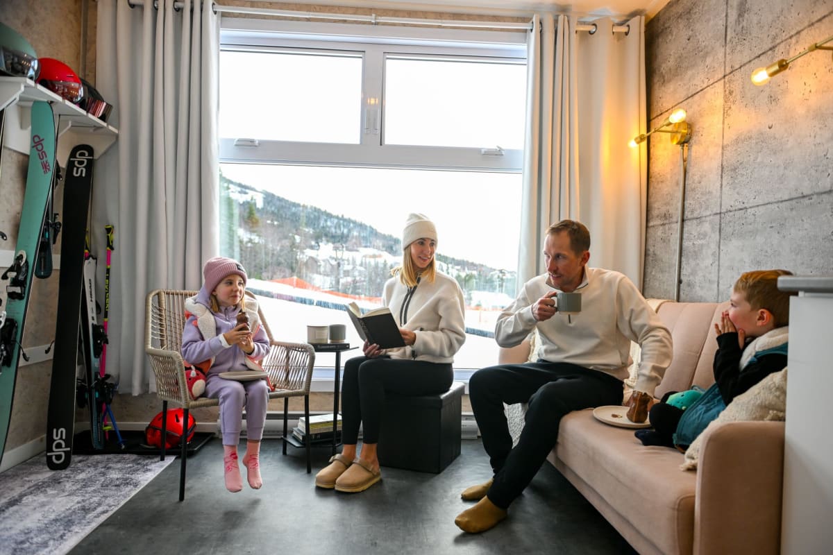 Famille à l'intérieur d'un hébergement Coolbox au Mont Grand-Fonds.