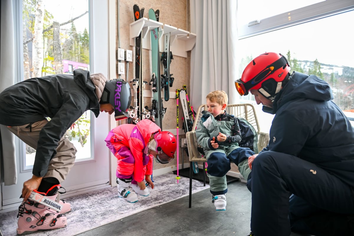 Famille en train de s'habiller pour le ski dans un hébergement Coolbox au Mont Grand-Fonds.