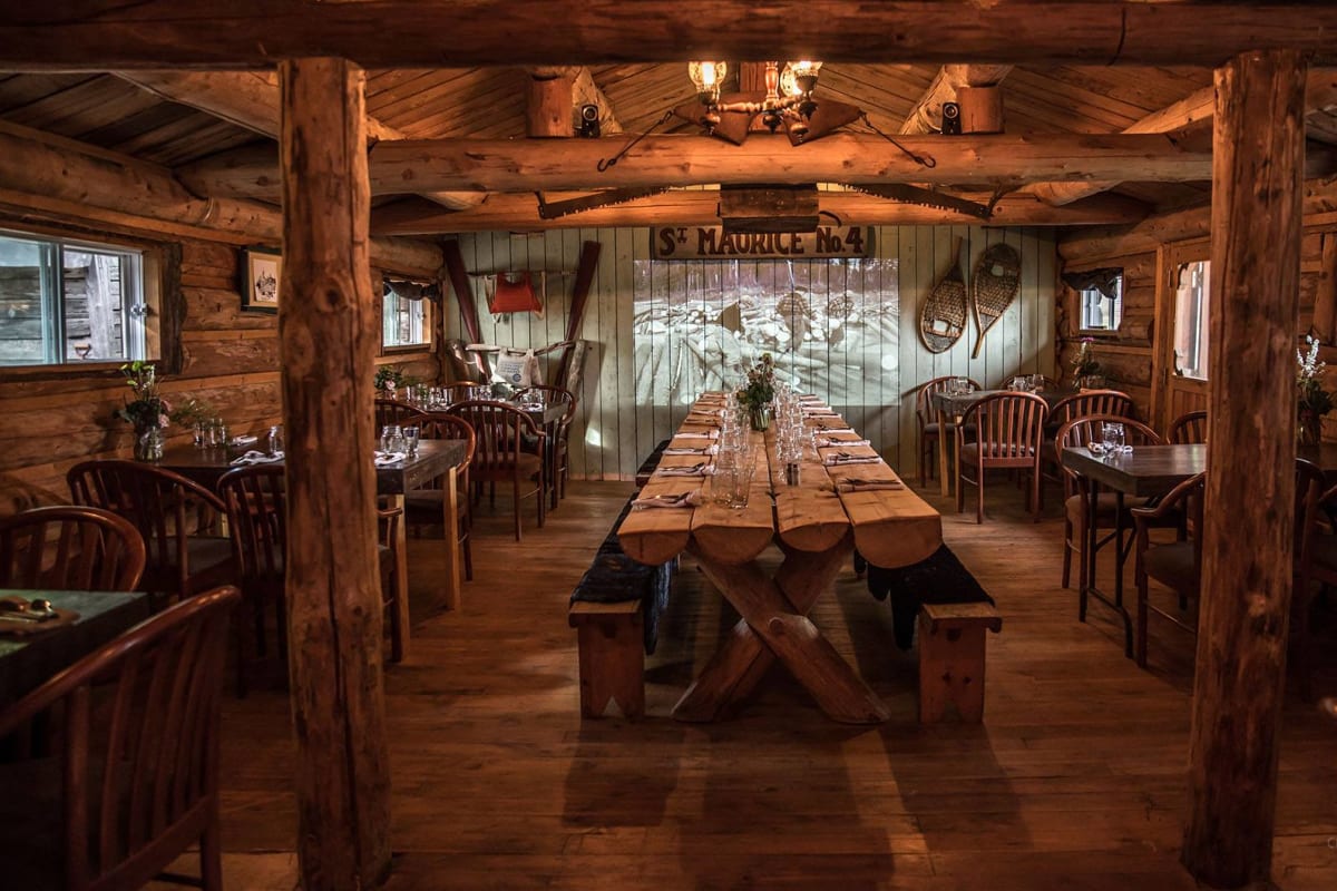 Intérieur de la Cookerie du Village du bûcheron