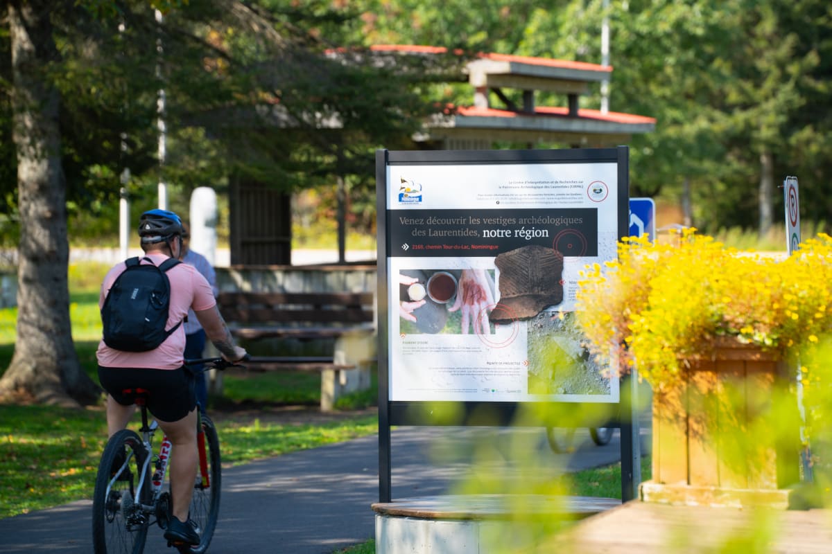 Cycliste sur le parc linéaire du P'tit train du Nord.
