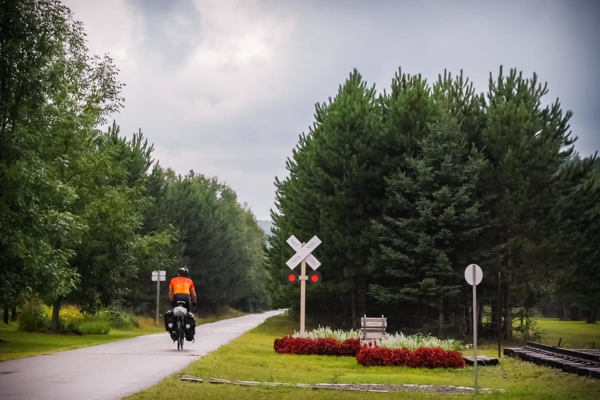 Cyclotouriste sur le P’tit Train du Nord.