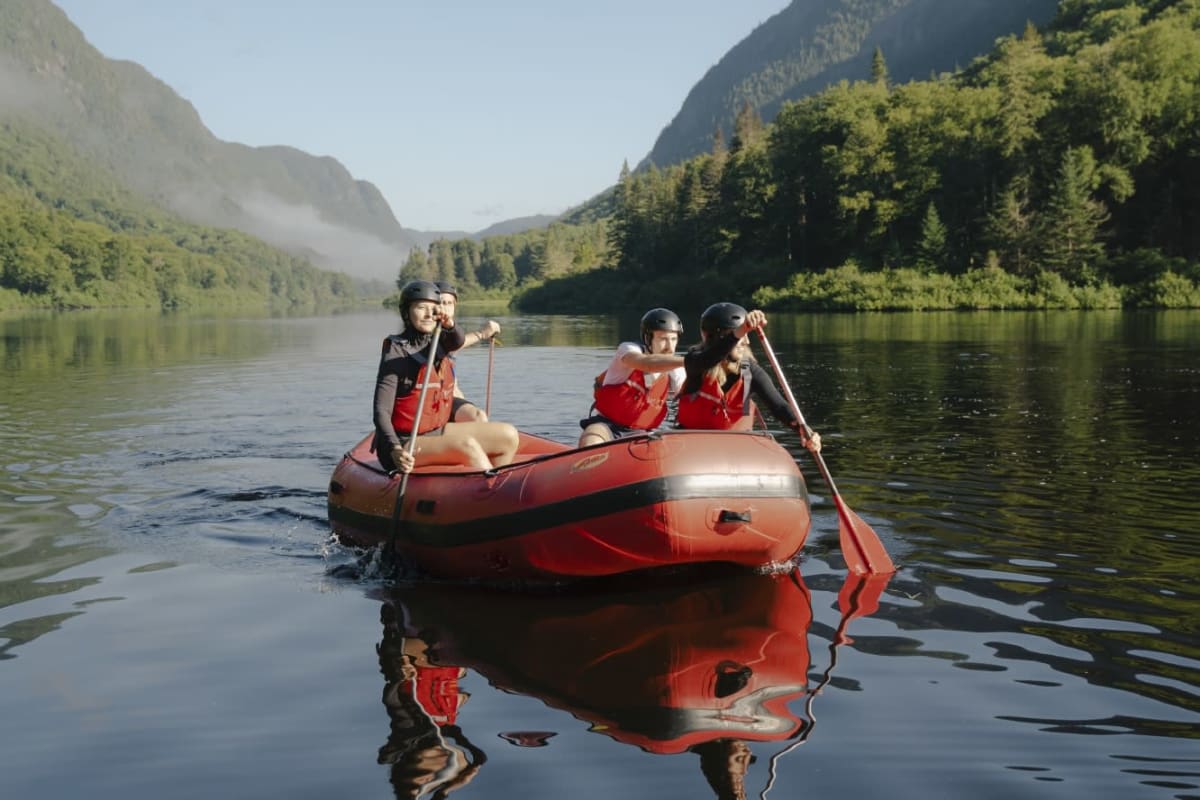Un groupe faisant du miniraft sur la rivière au Parc National de la Jacques-Cartier