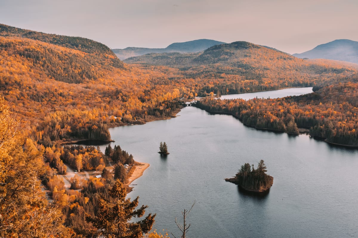 Vue du lac au parc national du Mont-Tremblant.