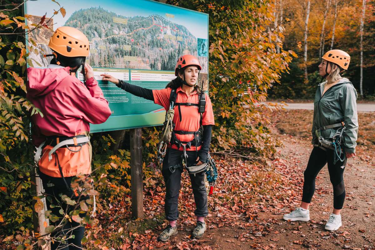 Groupe près à faire un parcours de via ferrata au parc national du Mont-Tremblant.