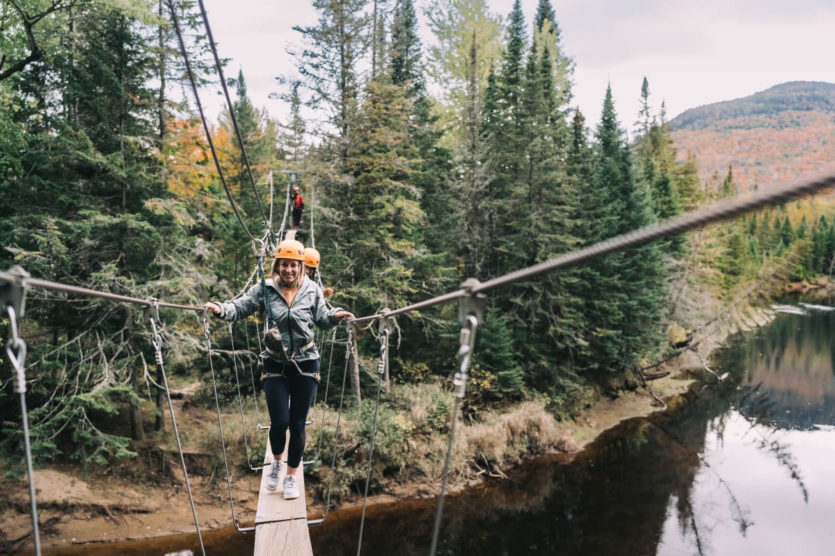 Femme sur une passerelle suspendue au parc national du Mont-Tremblant.