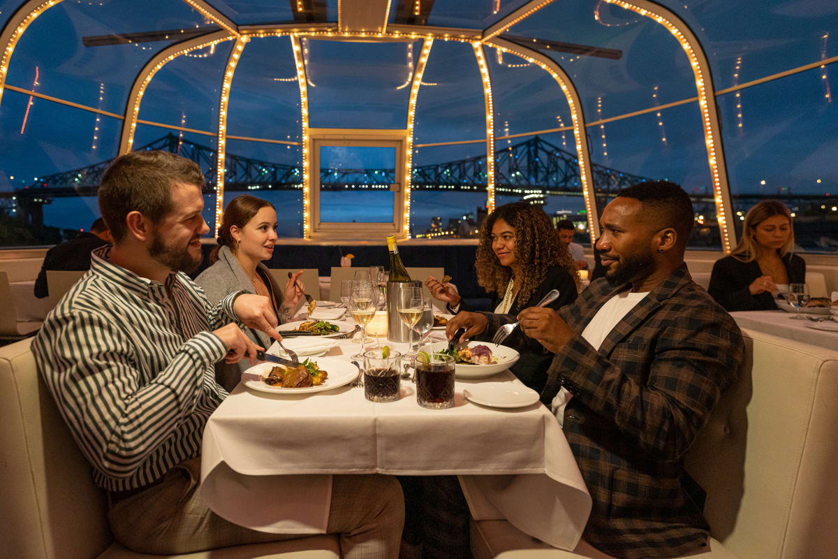 Quatre personnes attablées dans le Bateau-Mouche