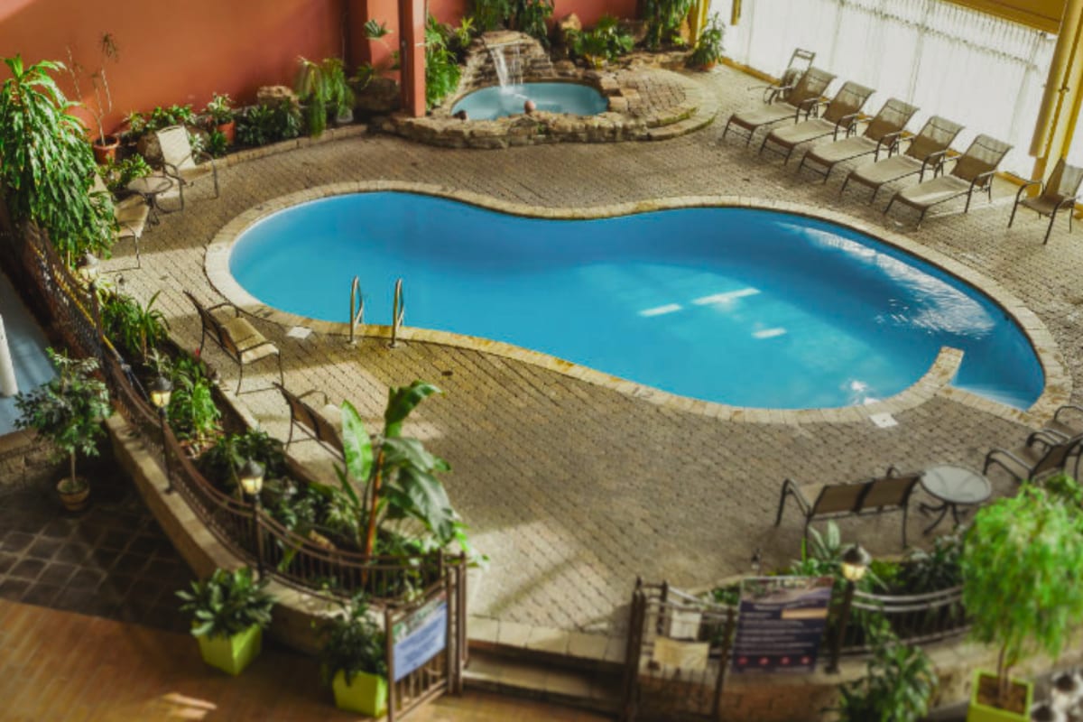 Piscine à l'Hôtel Ambassadeur