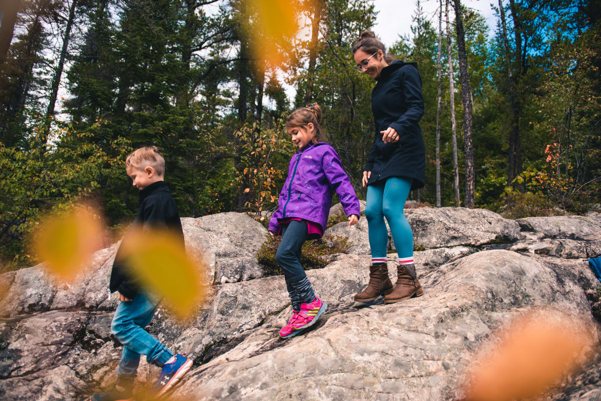 Famille en randonnée automnale au Parc le Trou de la Fée
